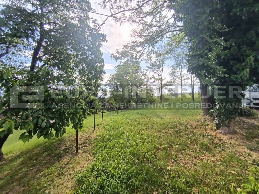 Gradjevinsko zemljiste na Bizeku , pogled na grad.