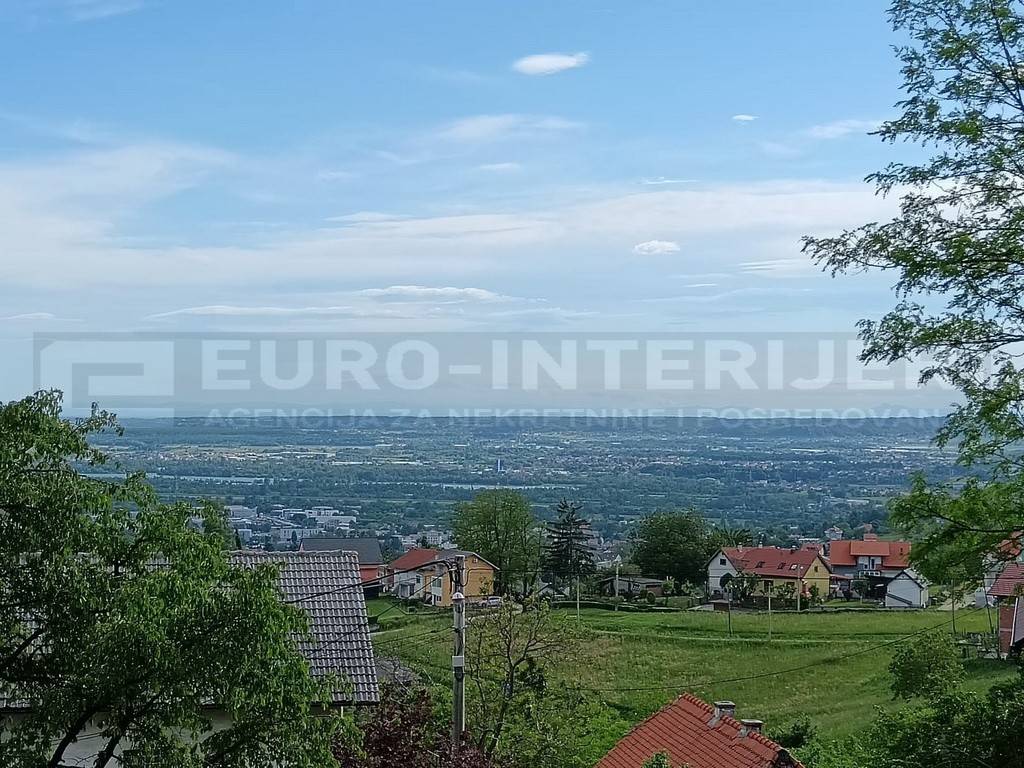 Gradjevinsko zemljiste na Bizeku , pogled na grad.