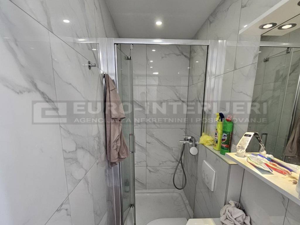 PRODAJA STANOVA ZAGREB, TRNJE - PRISAVLJE KUPAONA S TUSEM