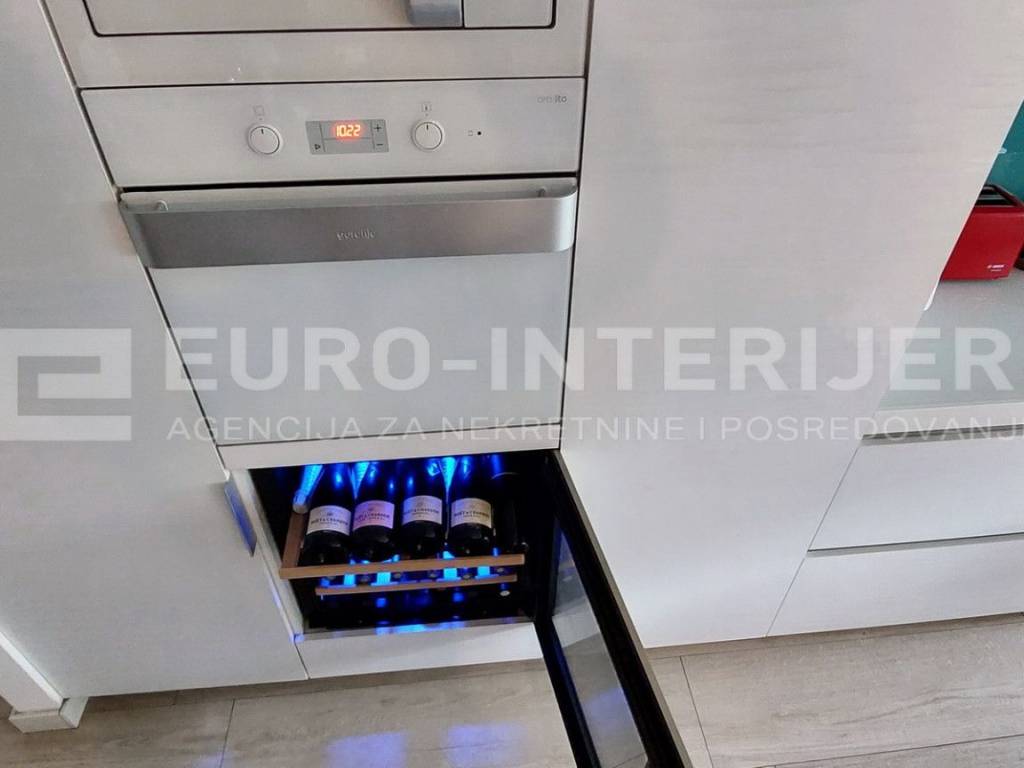 PRODAJA STANOVA ZAGREB - STENJEVEC EKSKLUZIVAN PENTHOUSE RASHLADNA VITRINA