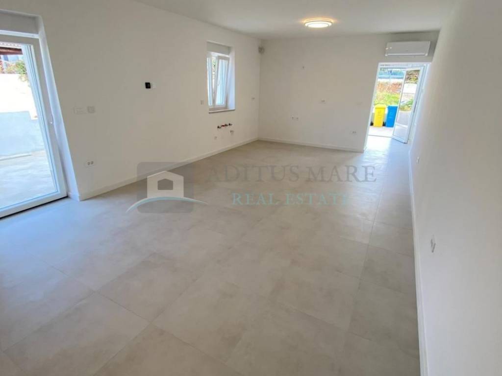 Stan u kući, Prodaja, Šibenik - Okolica, Brodarica