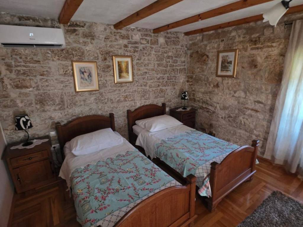 Kamena kuća, Prodaja, Tinjan, Tinjan