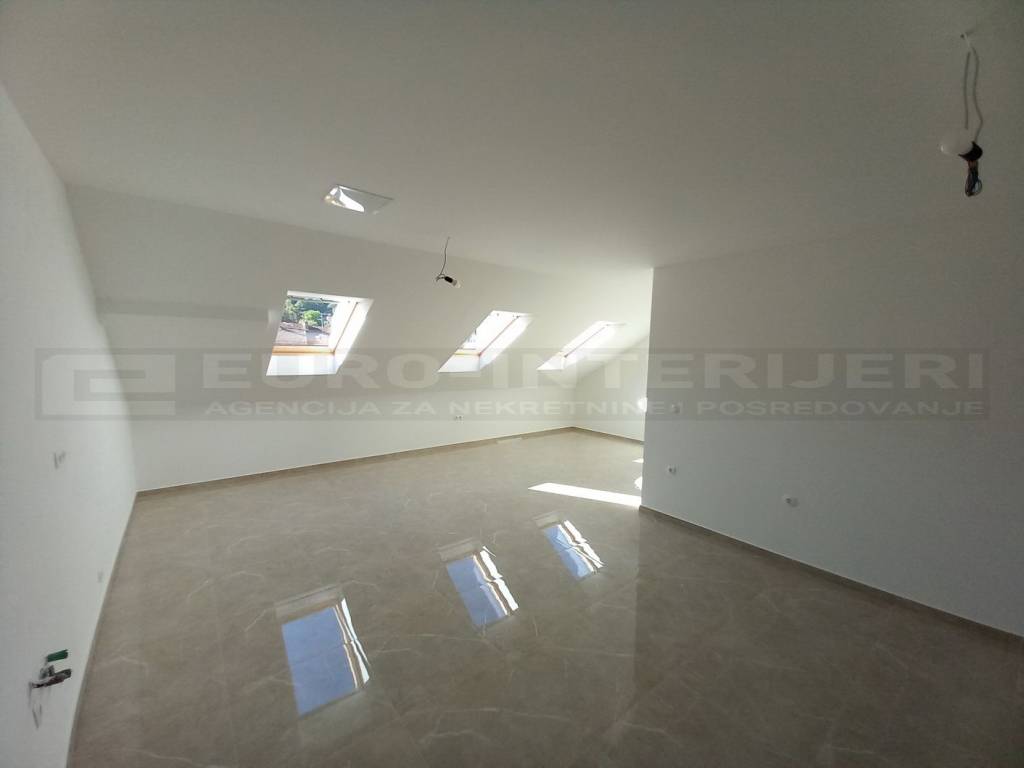 Prodajemo adaptiran stan u potkrovlju - Požega 86