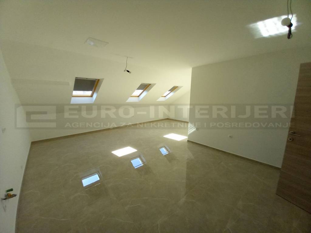 Prodajemo adaptiran stan u potkrovlju - Požega 86