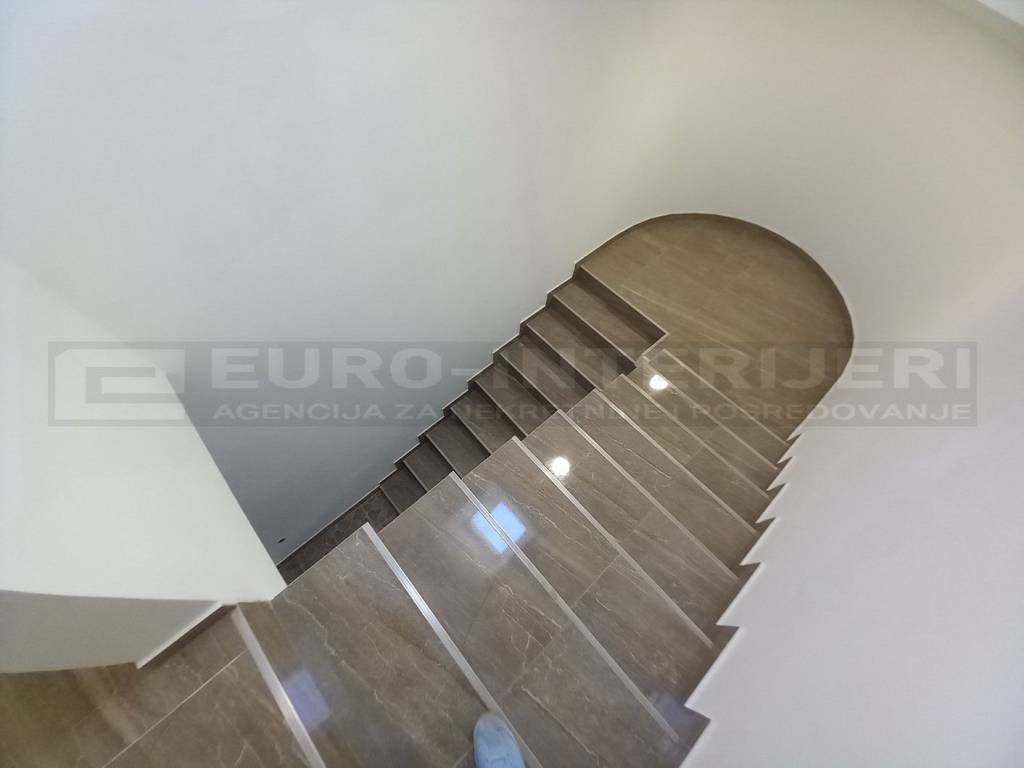 Prodajemo adaptiran stan u potkrovlju - Požega 86