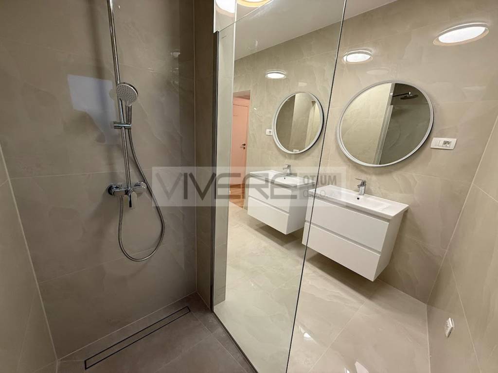 En-suite bathroom No.1 on 1st floor