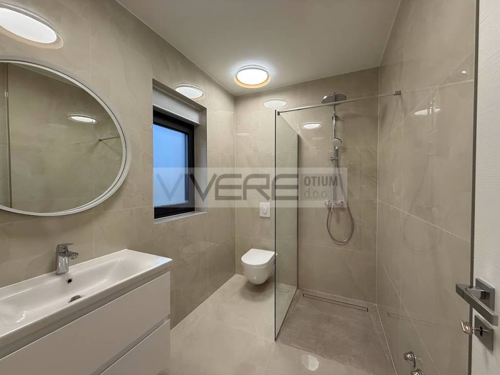 En-suite bathroom No.2 on 1st floor