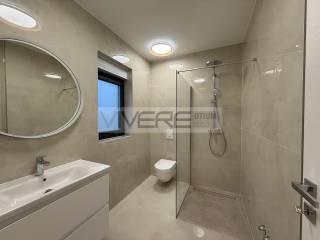 En-suite bathroom No.2 on 1st floor