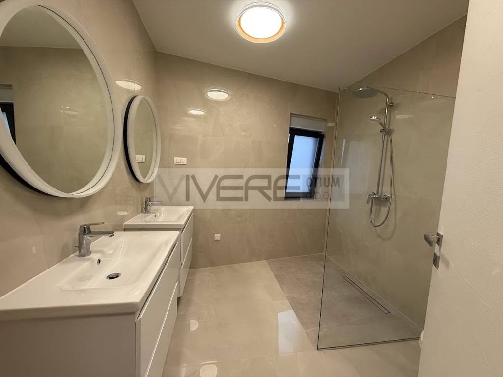 En-suite bathroom on 2nd floor