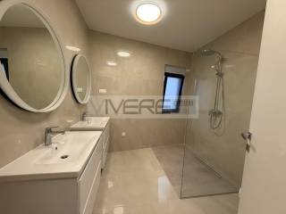 En-suite bathroom on 2nd floor