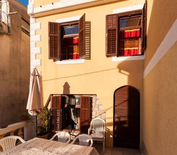 Terrace ideal for installing a pergola