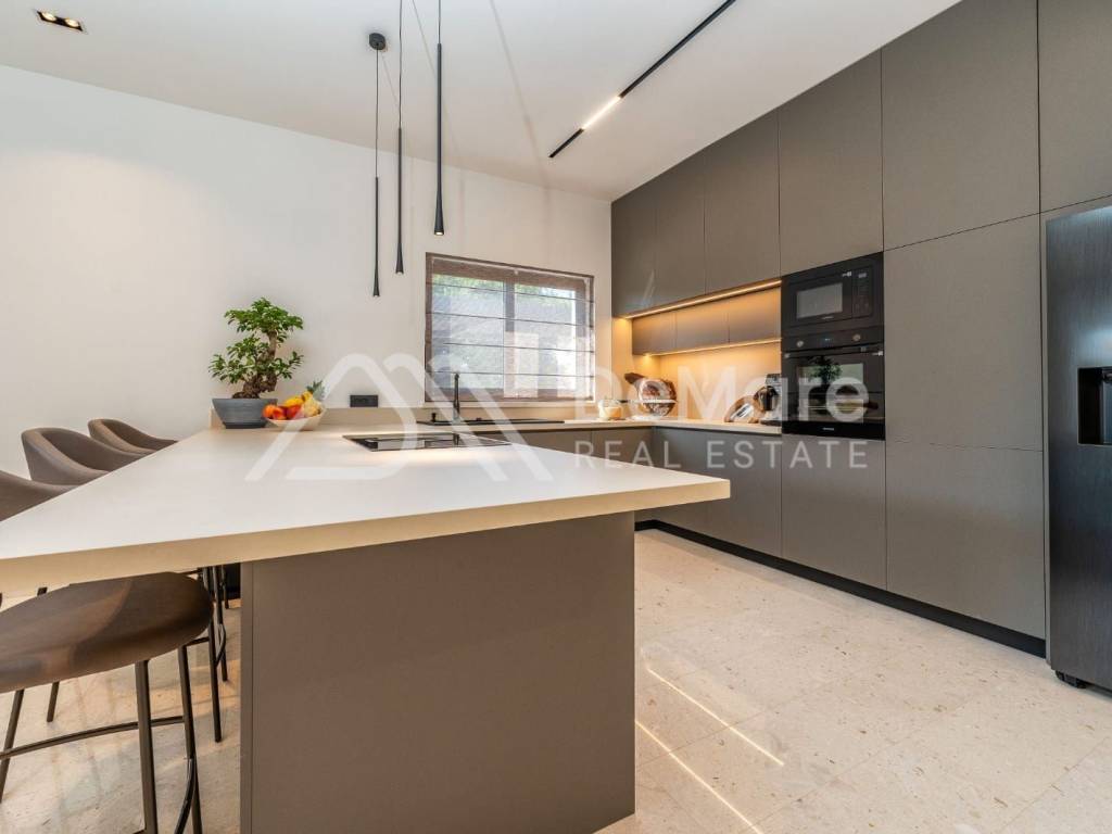 Vila, Prodaja, Privlaka, Privlaka