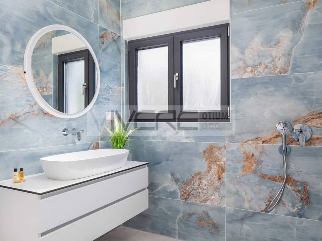 En-suite bathroom No.2 on 1st floor