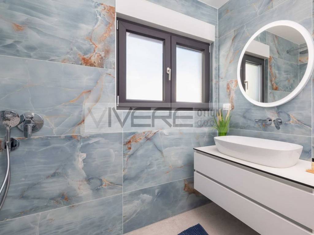 En-suite bathroom No.3 on 1st floor