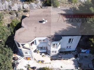Omis, Omis