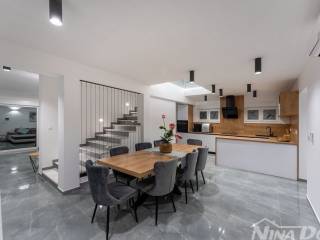 Luksuzna vila, Prodaja, Privlaka, Privlaka