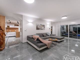 Luksuzna vila, Prodaja, Privlaka, Privlaka