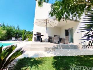 Vila, Prodaja, Privlaka, Privlaka