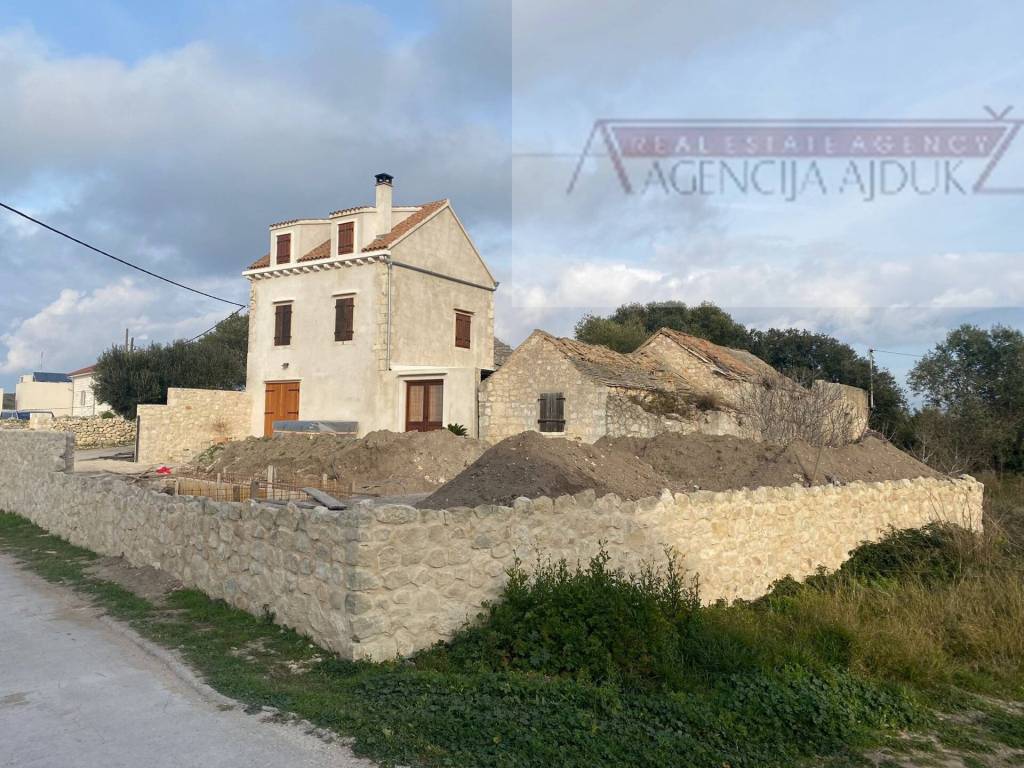 Komiza, Bisevo