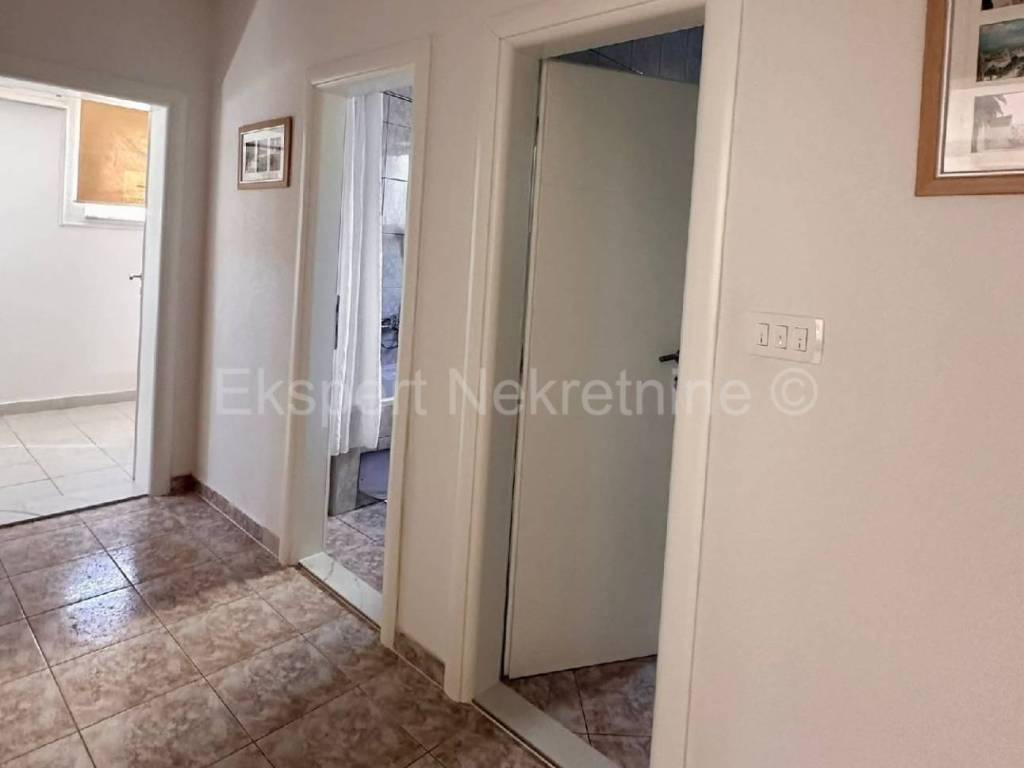 Stan u zgradi, Prodaja, Okrug, Okrug Gornji