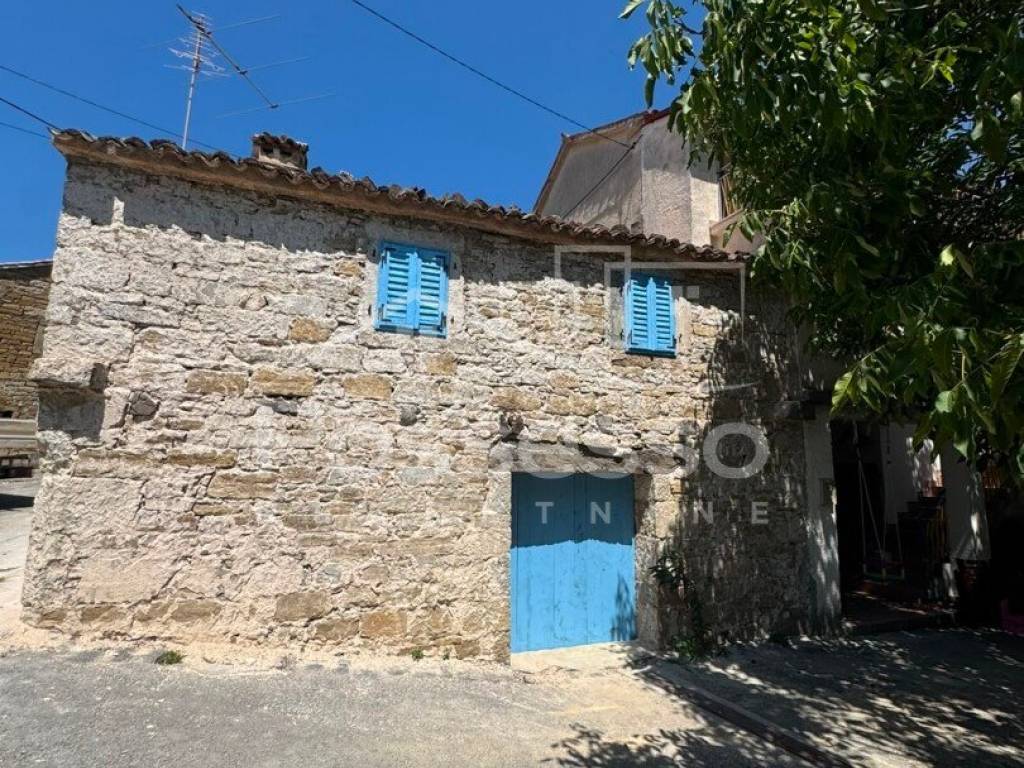 Buzet, Vrh