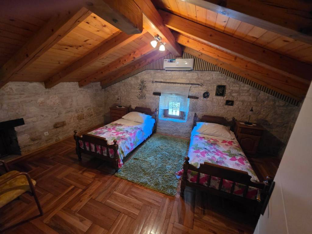 Kamena kuca, Prodaja, Tinjan, Tinjan