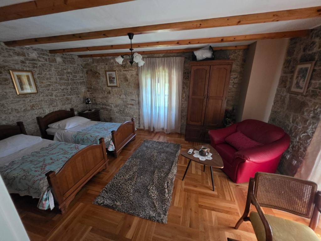 Kamena kuca, Prodaja, Tinjan, Tinjan