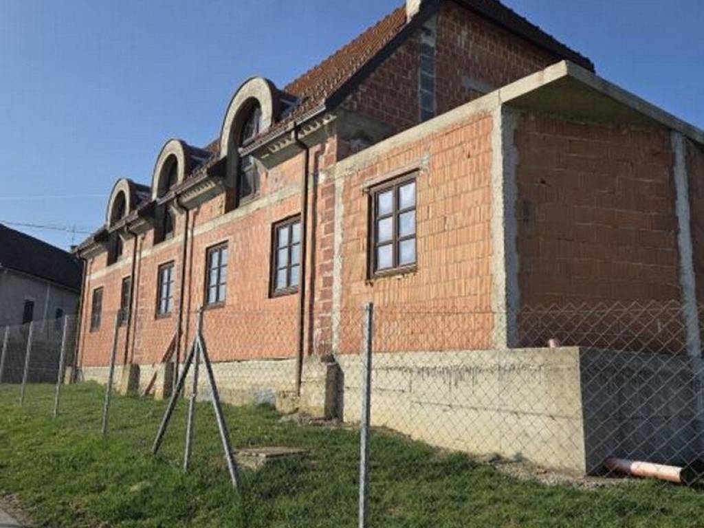 Strigova, Banfi