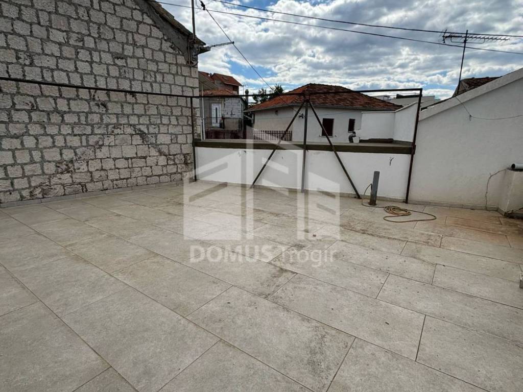 Kamena kuca, Prodaja, Okrug, Okrug Gornji