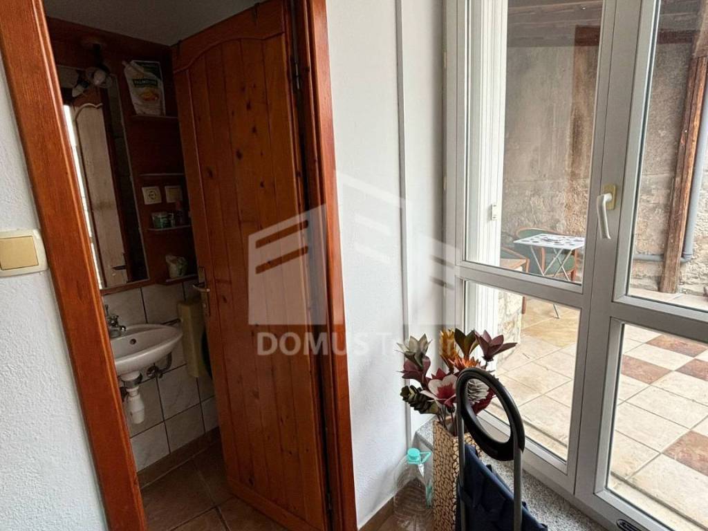 Kamena kuca, Prodaja, Okrug, Okrug Gornji