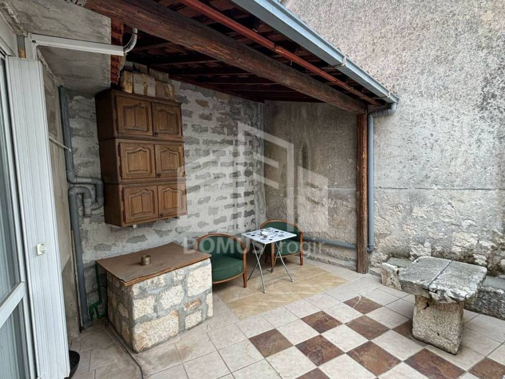 Kamena kuca, Prodaja, Okrug, Okrug Gornji