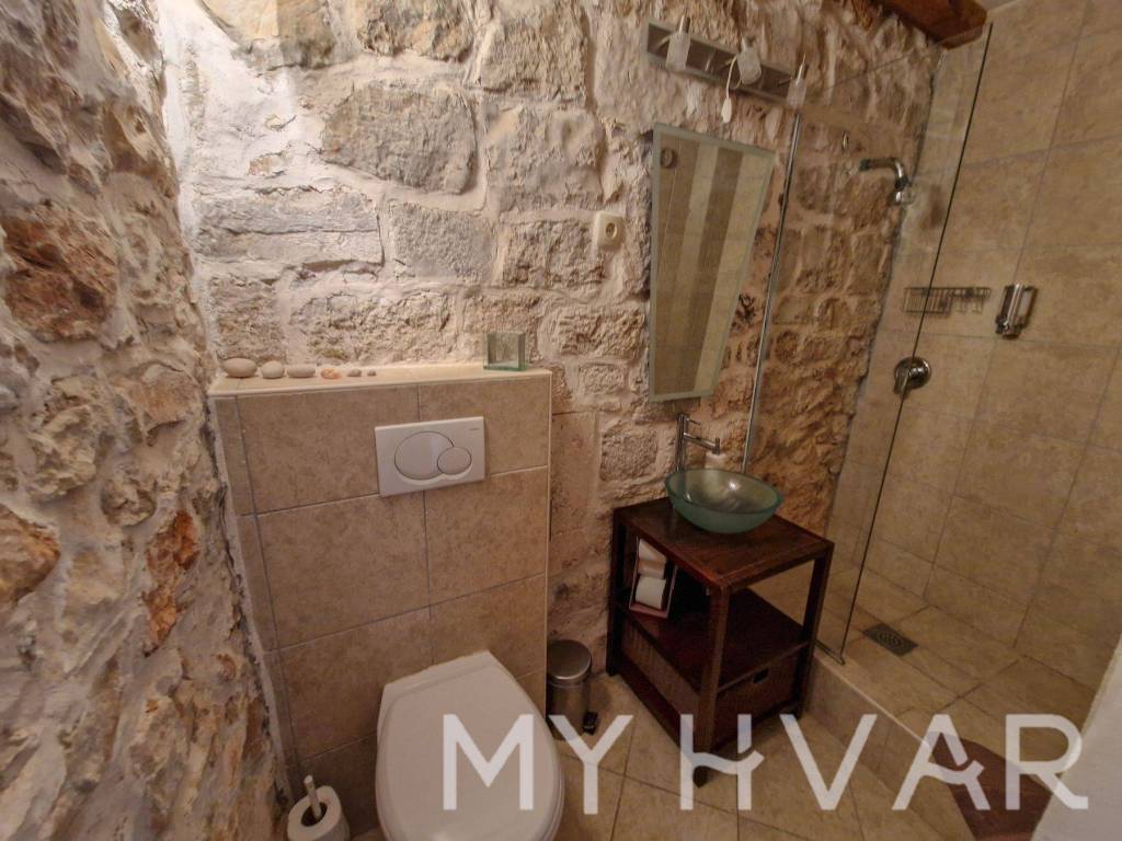 Kamena kuca, Prodaja, Jelsa, Pitve