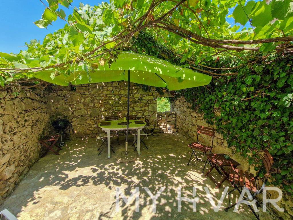 Kamena kuca, Prodaja, Jelsa, Pitve