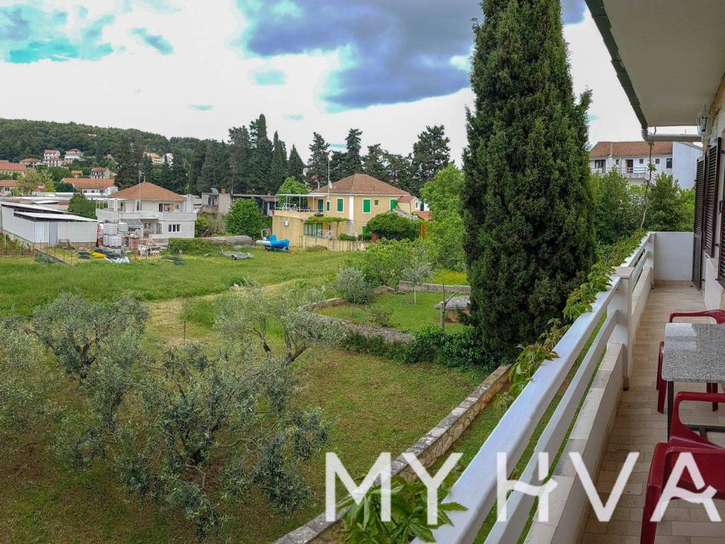 Stan u viseetaznoj kuci, Prodaja, Jelsa, Jelsa