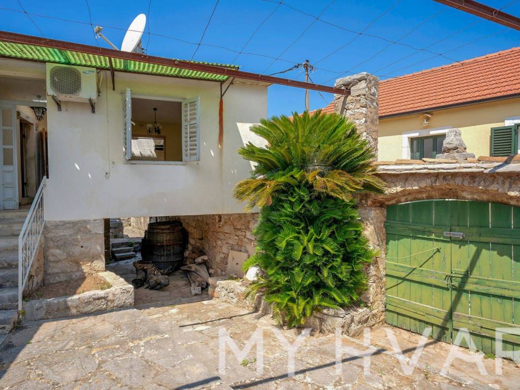 Kamena kuca, Prodaja, Stari grad, Dol