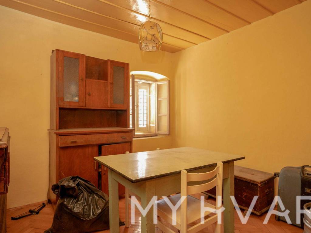 Kamena kuca, Prodaja, Stari grad, Dol