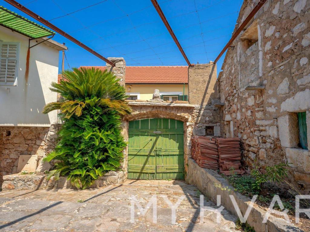 Kamena kuca, Prodaja, Stari grad, Dol