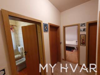 Stan u viseetaznoj kuci, Prodaja, Jelsa, Jelsa