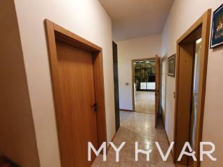 Stan u viseetaznoj kuci, Prodaja, Jelsa, Jelsa