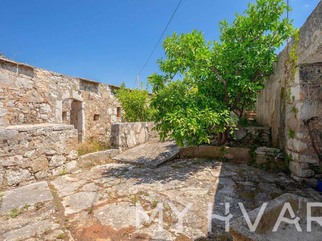 Kamena kuca, Prodaja, Stari grad, Dol