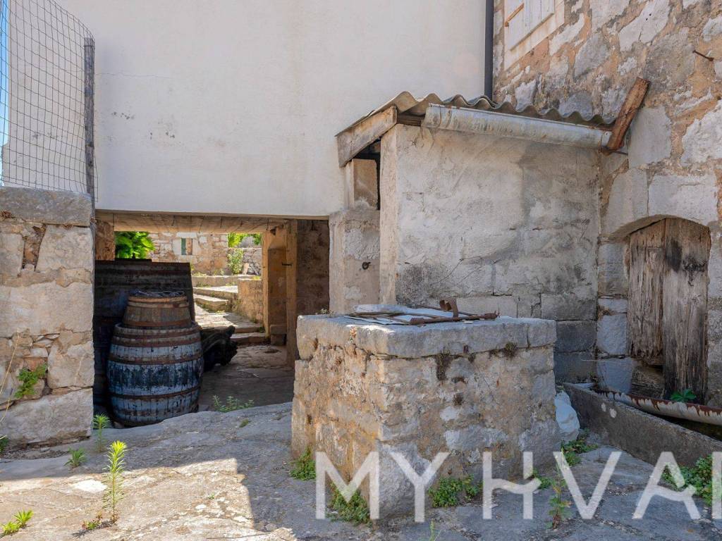Kamena kuca, Prodaja, Stari grad, Dol