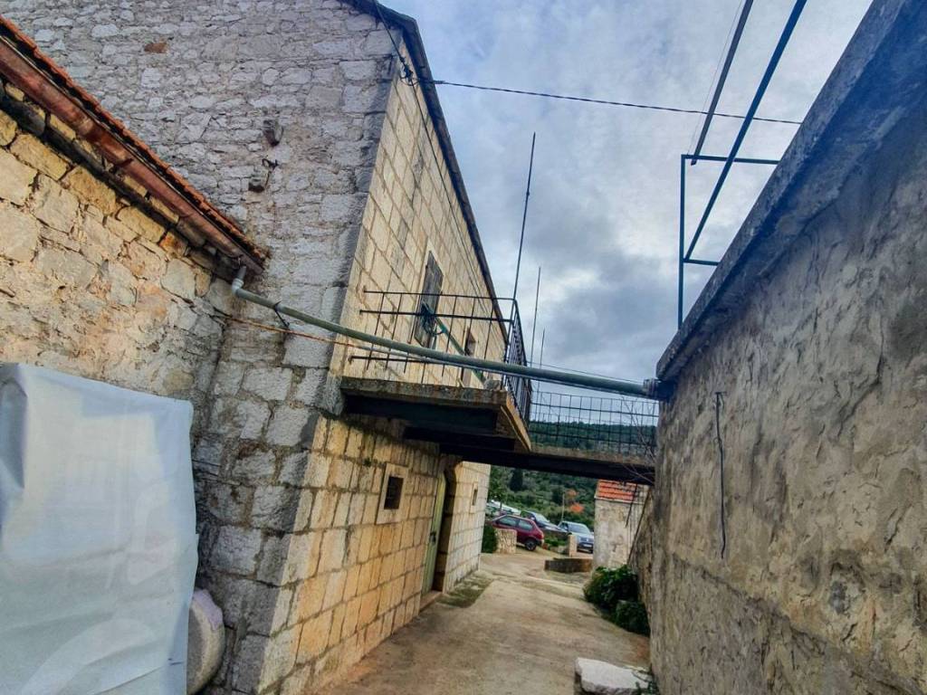 Kamena kuca, Prodaja, Jelsa, Zastrazisce