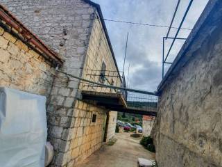 Kamena kuca, Prodaja, Jelsa, Zastrazisce
