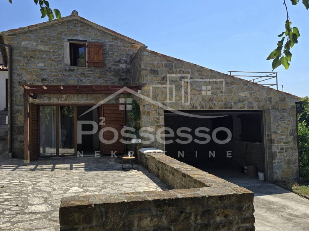 Buzet, Vrh