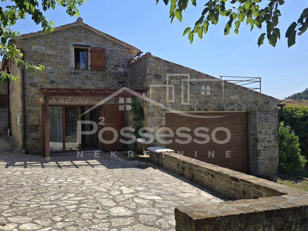 Buzet, Vrh