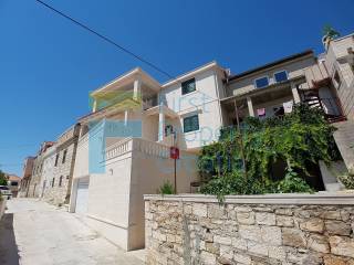Kuca u nizu, Prodaja, Selca, Sumartin