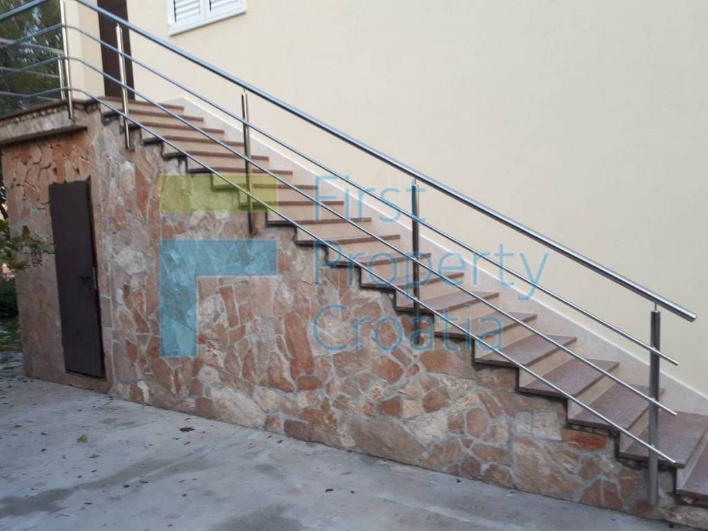 kuca-prodaja-otok-brac-pogled-na-more