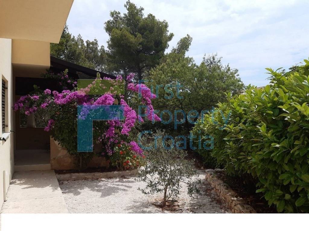 kuca-prodaja-otok-brac-pogled-na-more