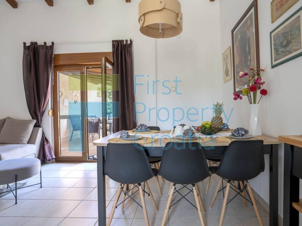 dnevni-boravak-moderno-odrzavano-prodaja-otok-hvar