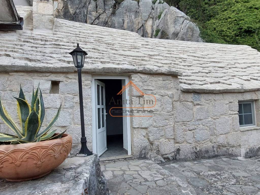 Kamena kuca, Prodaja, Omis, Celina